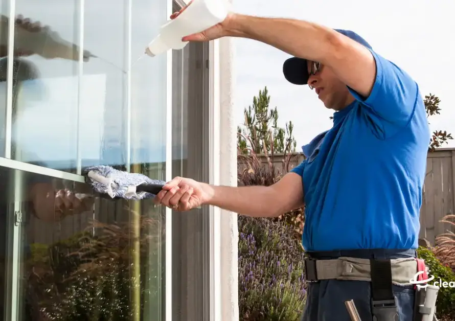 მინის ზედაპირების, ვიტრინების, ვიტრაჯების, ფასადების წმენდა